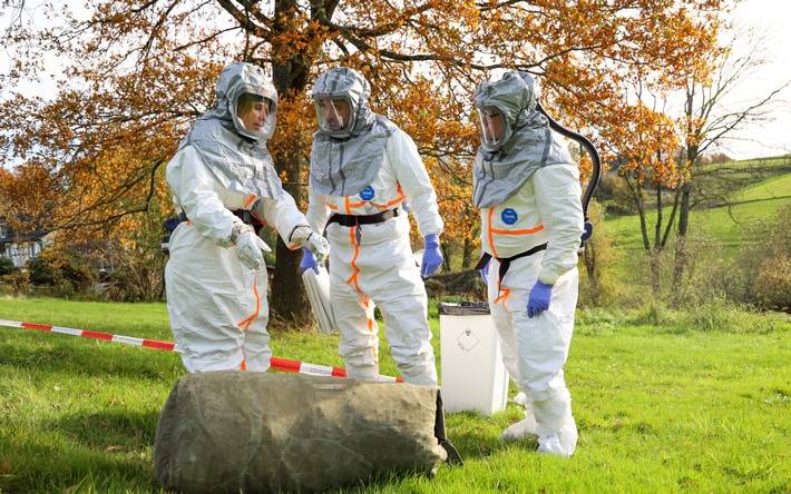 Einsatzkräfte untersuchen das fiktive Wildschwein; Foto: Feuerwehr Essen