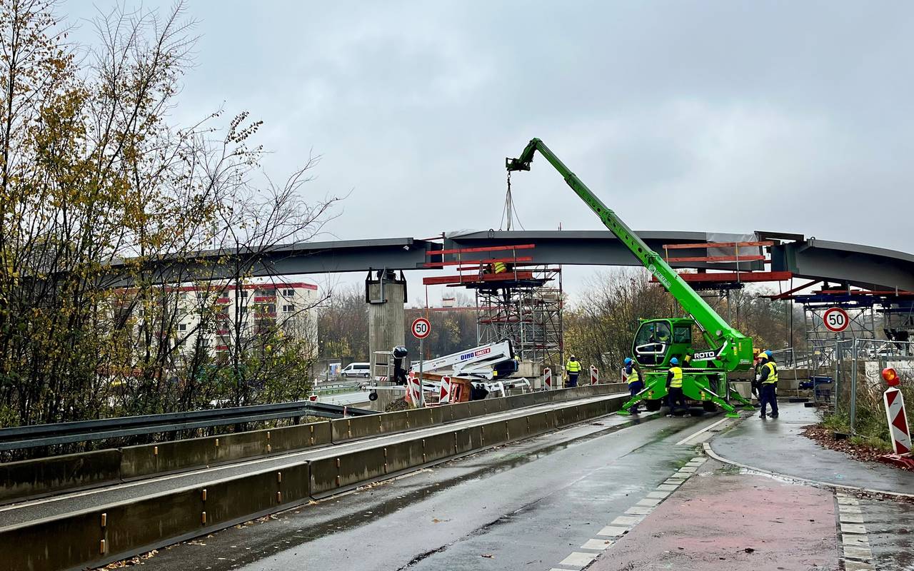 Neue Fußgängerbrücke über die A52 in Essen.