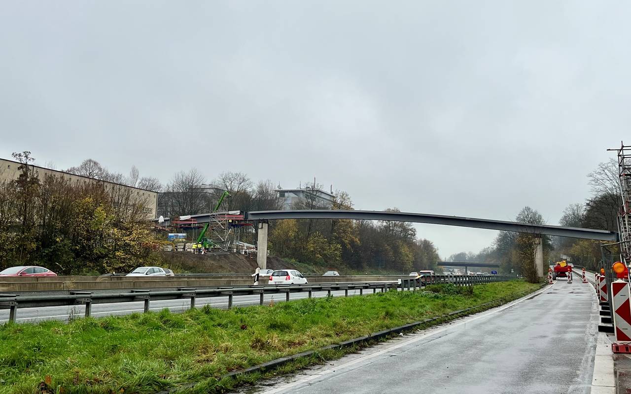 Neue Fußgängerbrücke über die A52 in Essen.