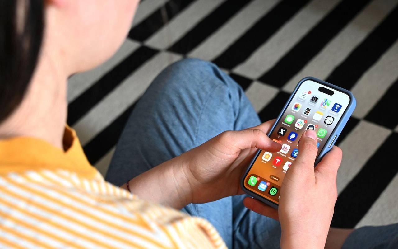 Eine Jugendliche sitzt am Smartphone (Archivbild)