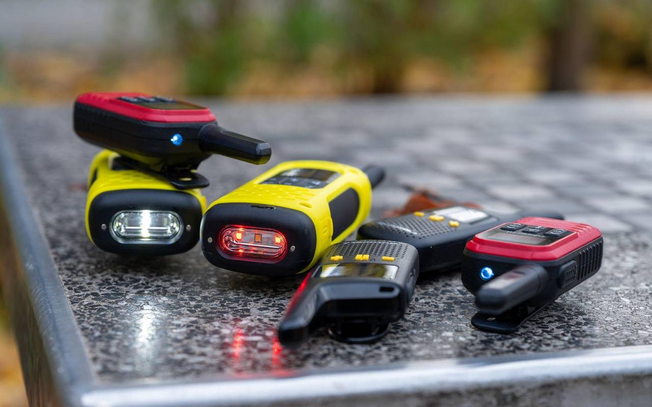 Verschiedene Walkie-Talkies auf einer Steinplatte