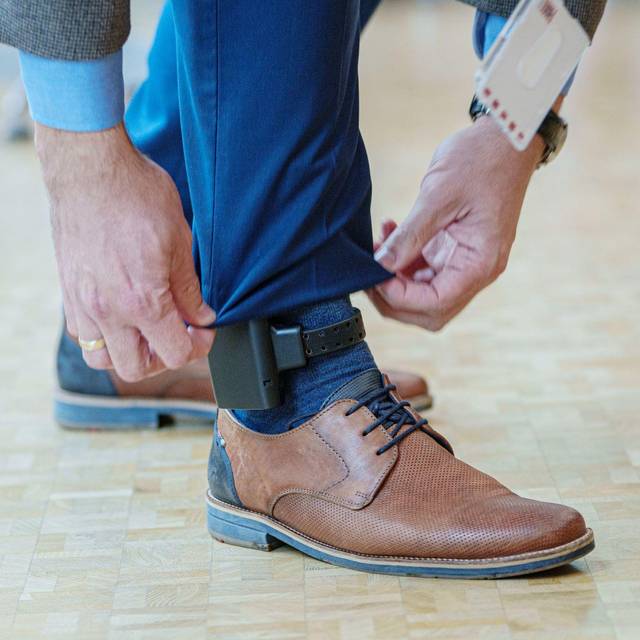 Fußfessel soll Opfer vor häuslicher Gewalt schützen