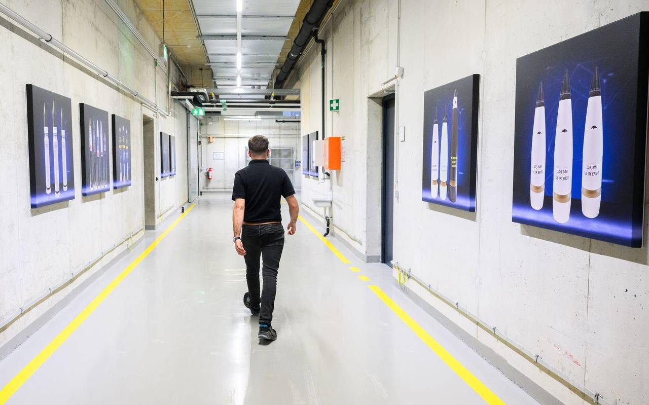 Mitarbeiter läuft im neuen Artilleriewerk von Rheinmetall