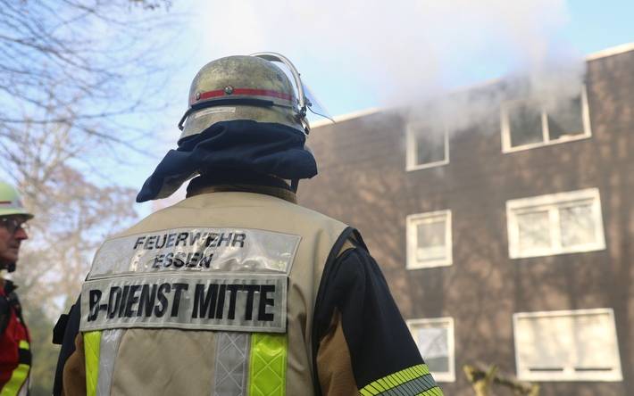 Rauchentwicklung aus der Brandwohnung; Foto: Feuerwehr Essen