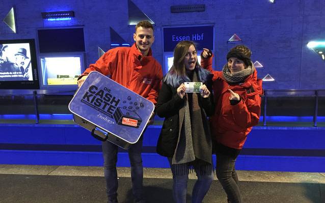 Teresa Ledabyl und Joshua Windelschmidt überraschen Hörer mit der Radio Essen-Cashkiste on Tour