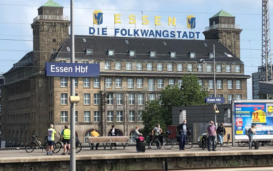 Noch eine Fotomontage, bald vielleicht Realität: Der Schriftzug Essen - Die Folkwangstadt auf dem Dach des Hotels Handelshof.