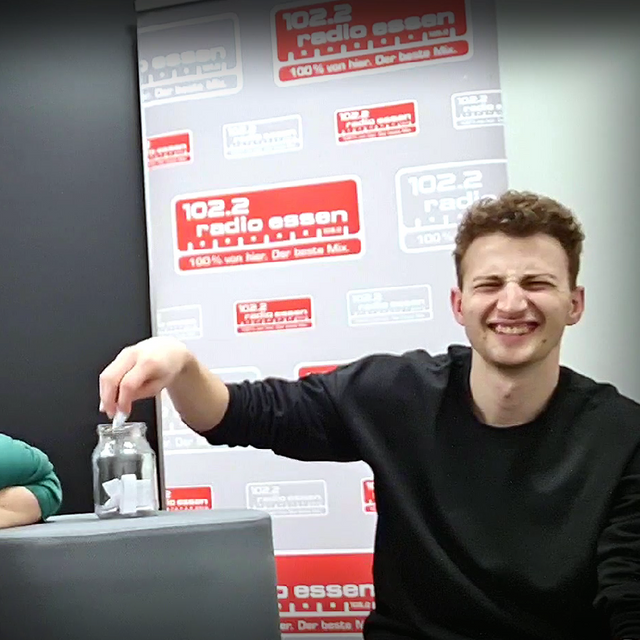 Larissa Schmitz und Joshua Windelschmidt aus der Radio Essen-Frühschicht beantworten 10 Fragen aus dem Glas.