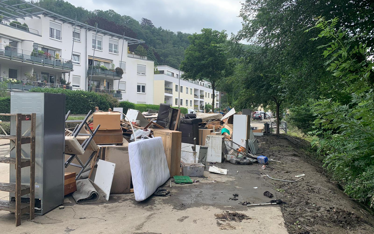 laupendahler-landstrasse-auto-radio-essen-schlamm-dreck-sturm-hochwasser