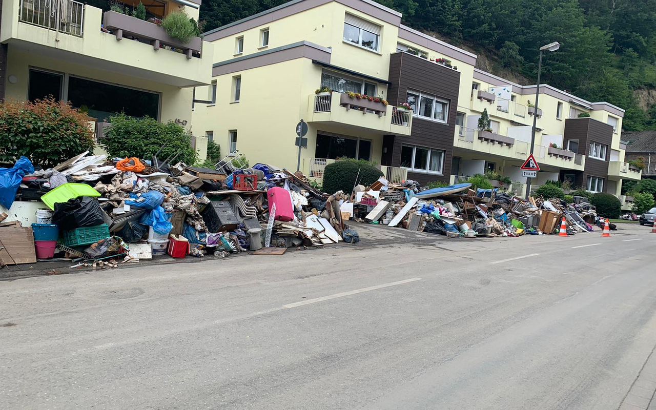 laupendahler-landstrasse-auto-radio-essen-schlamm-dreck-sturm-hochwasser