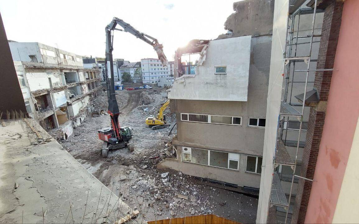 Der Sprungturm am Alten Hauptbad in Essen wird abgerissen.