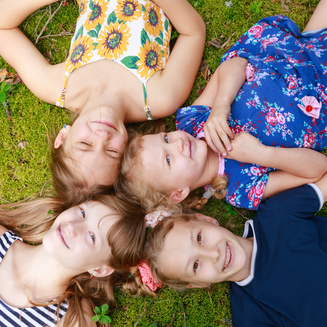 Sommer Ferien Kinder auf Wiese