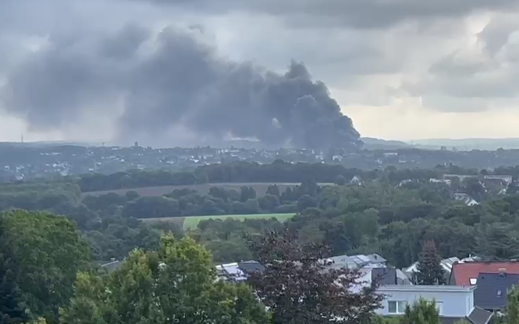 Rauchwolke über Bochum - Autohaus-Brand