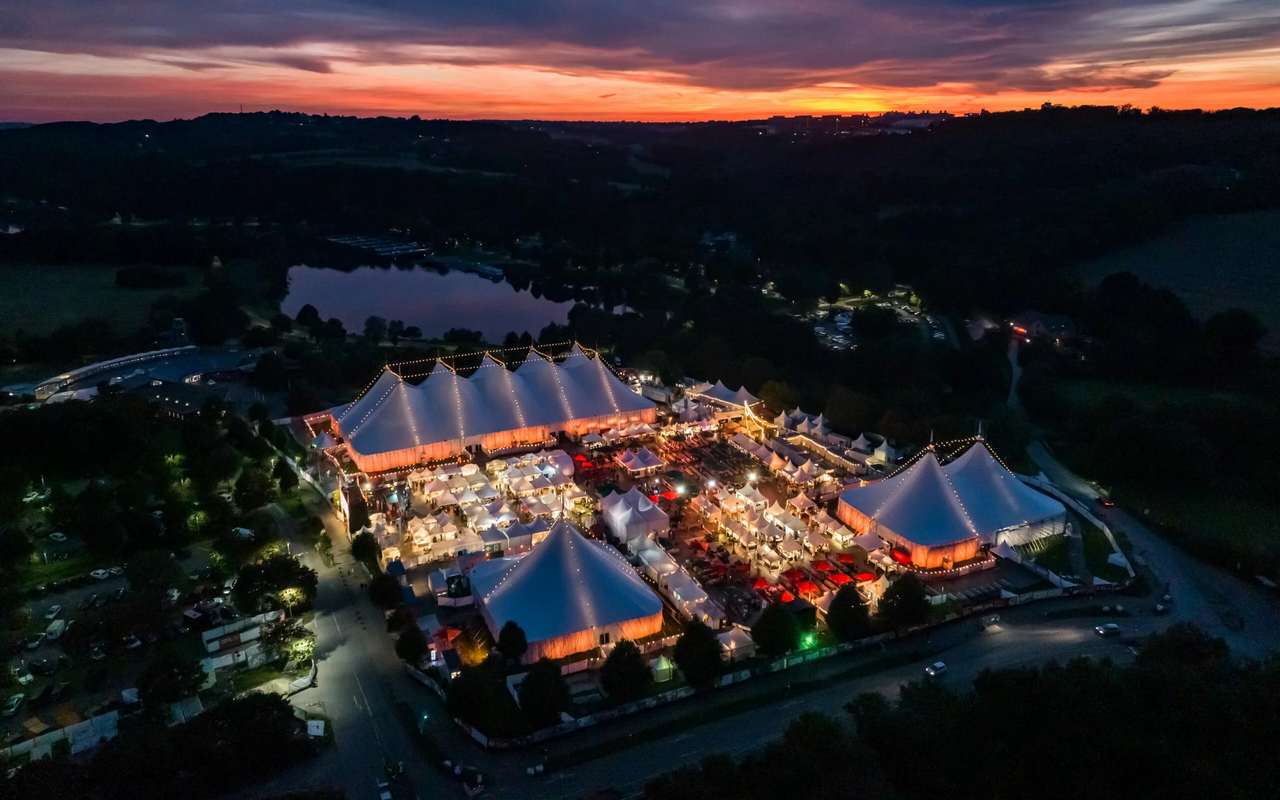 Blick von oben auf das Zeltfestival Ruhr am Kemnader See.