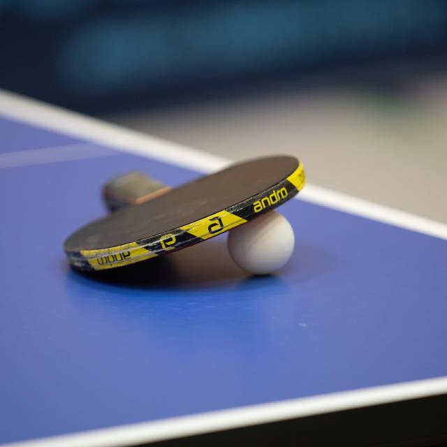 Ein Tischtennisschläger liegt am Samstag, 05. September 2020, auf einer Tischtennisplatte.