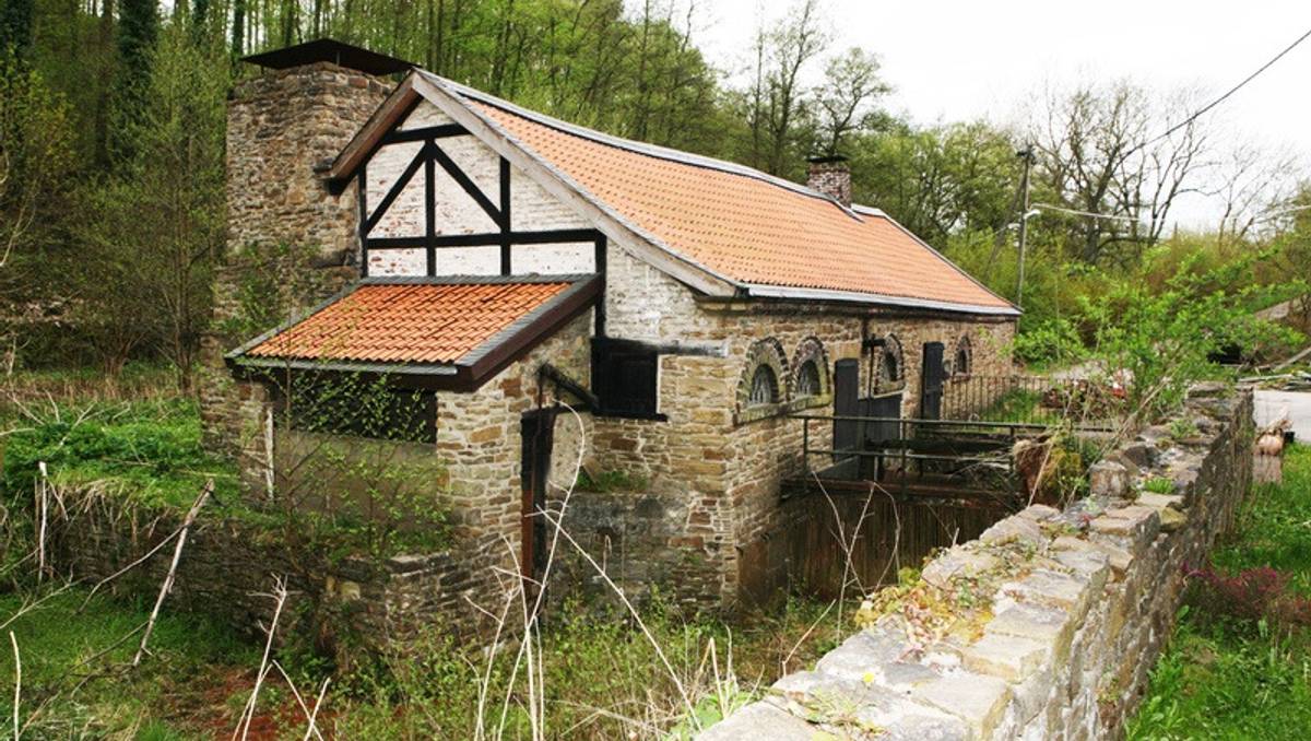 Ein kleines altes etwas verfallenes Haus ist das alte Schmiedehaus vom Deilbachhammer in Kupferdreh