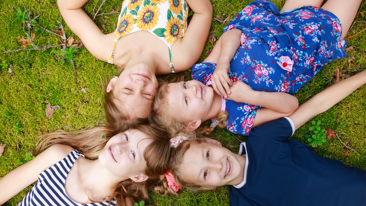 Sommer Ferien Kinder auf Wiese