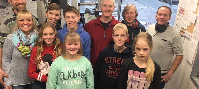 Angela Hecker von Radio Essen führt Familien durch den Sender