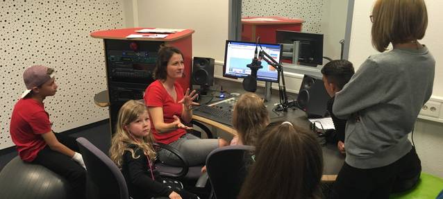 Angela Hecker von Radio Essen führt Familien durch den Sender