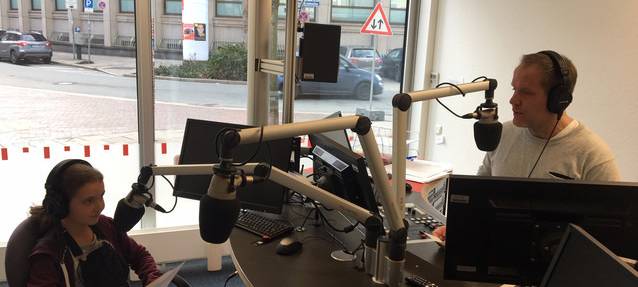 Angela Hecker von Radio Essen führt Familien durch den Sender