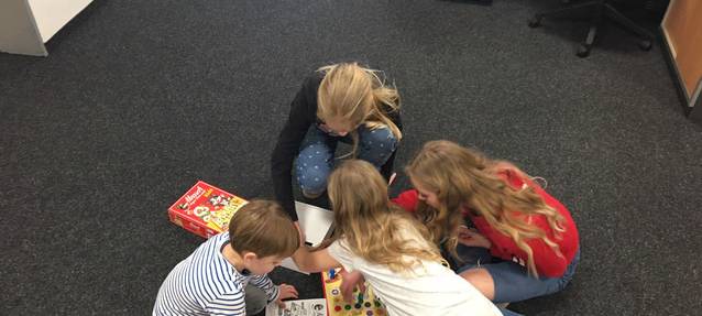 Angela Hecker von Radio Essen führt Familien durch den Sender