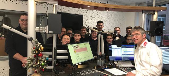 Angela Hecker von Radio Essen führt Familien durch den Sender