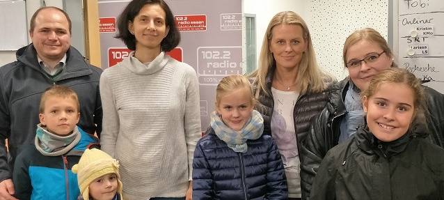 Angela Hecker von Radio Essen führt Familien durch den Sender