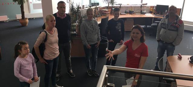 Angela Hecker von Radio Essen führt Familien durch den Sender