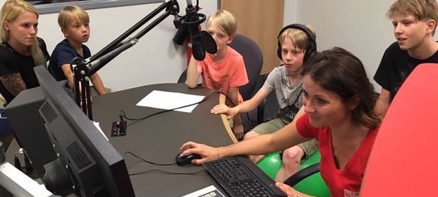 Angela Hecker von Radio Essen führt Familien durch den Sender