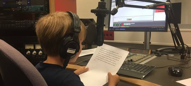 Angela Hecker von Radio Essen führt Familien durch den Sender