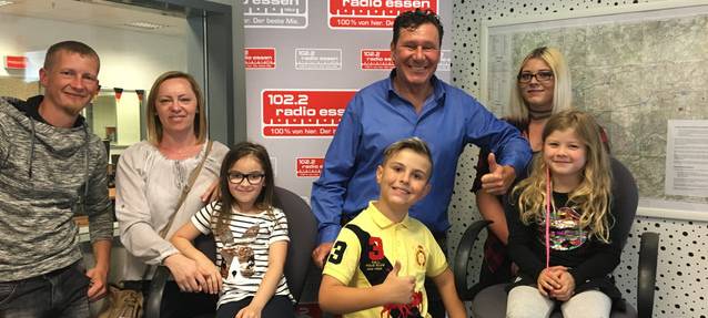 Angela Hecker von Radio Essen führt Familien durch den Sender