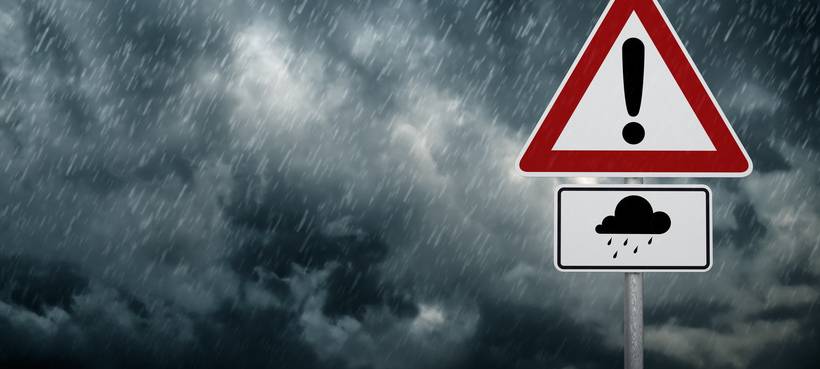 Dauerregen in Essen: Tipps für sicheres Autofahren und für die Unfallversicherung