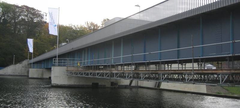 Stauwehr in Werden leuchtet Pink