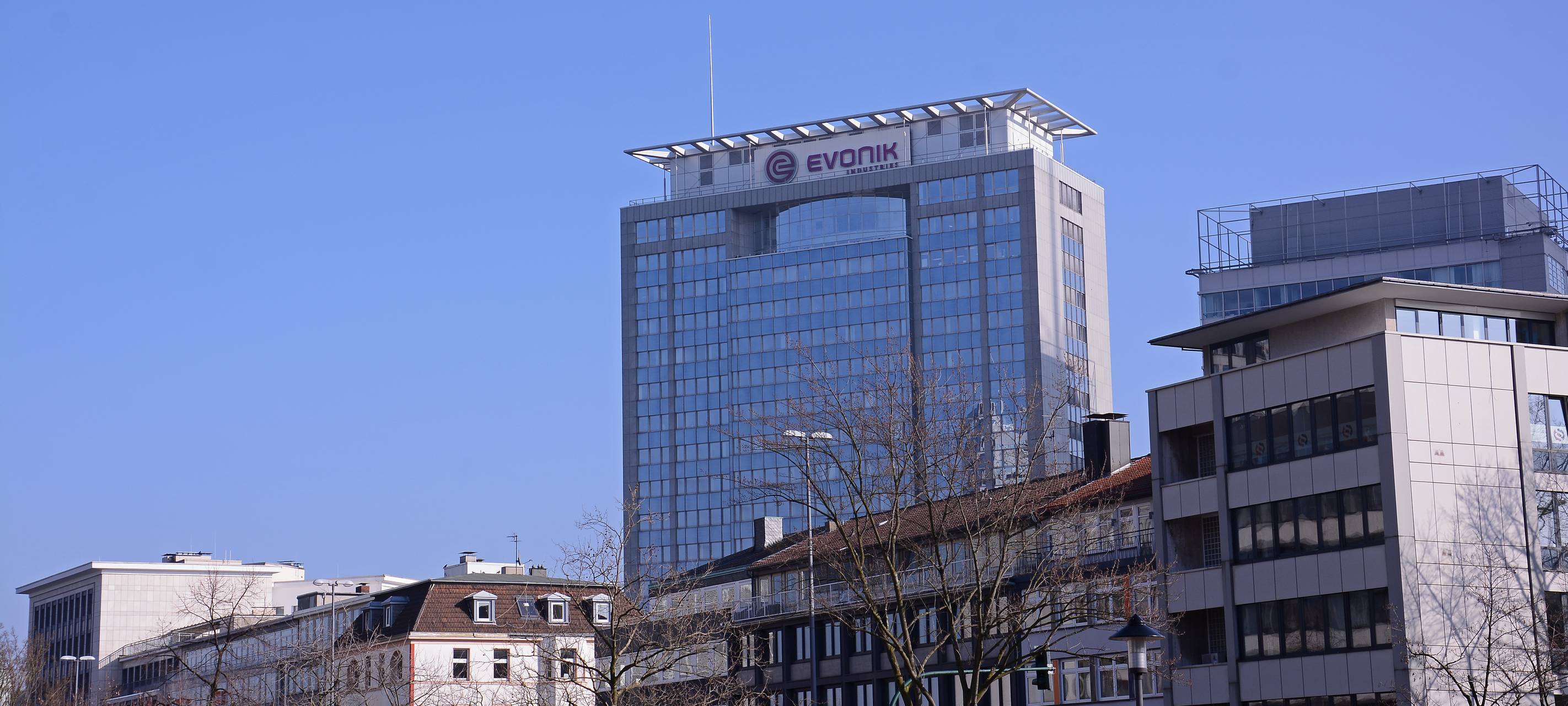 Evonik aus Essen schließt weitere Anlagen und baut Stellen ab