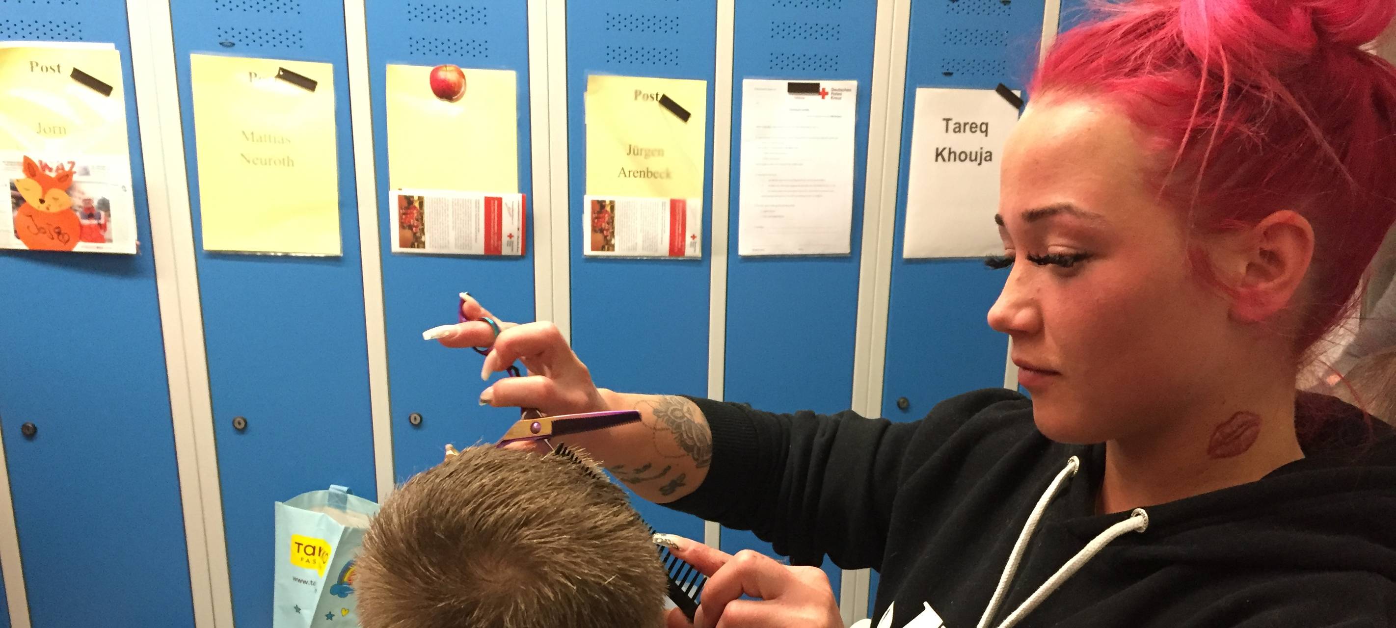 Jennifer Ludwig schneidet Balou die Haare