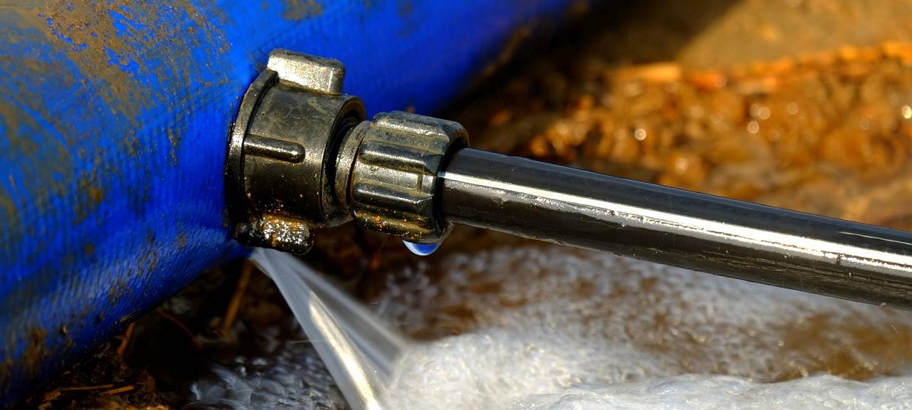 Wasserrohrbruch in Essen: Straße unter Wasser