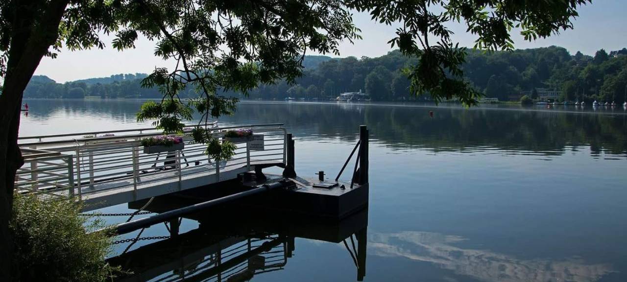 Der Baldeneysee in Essen mit Steg und Bäumen