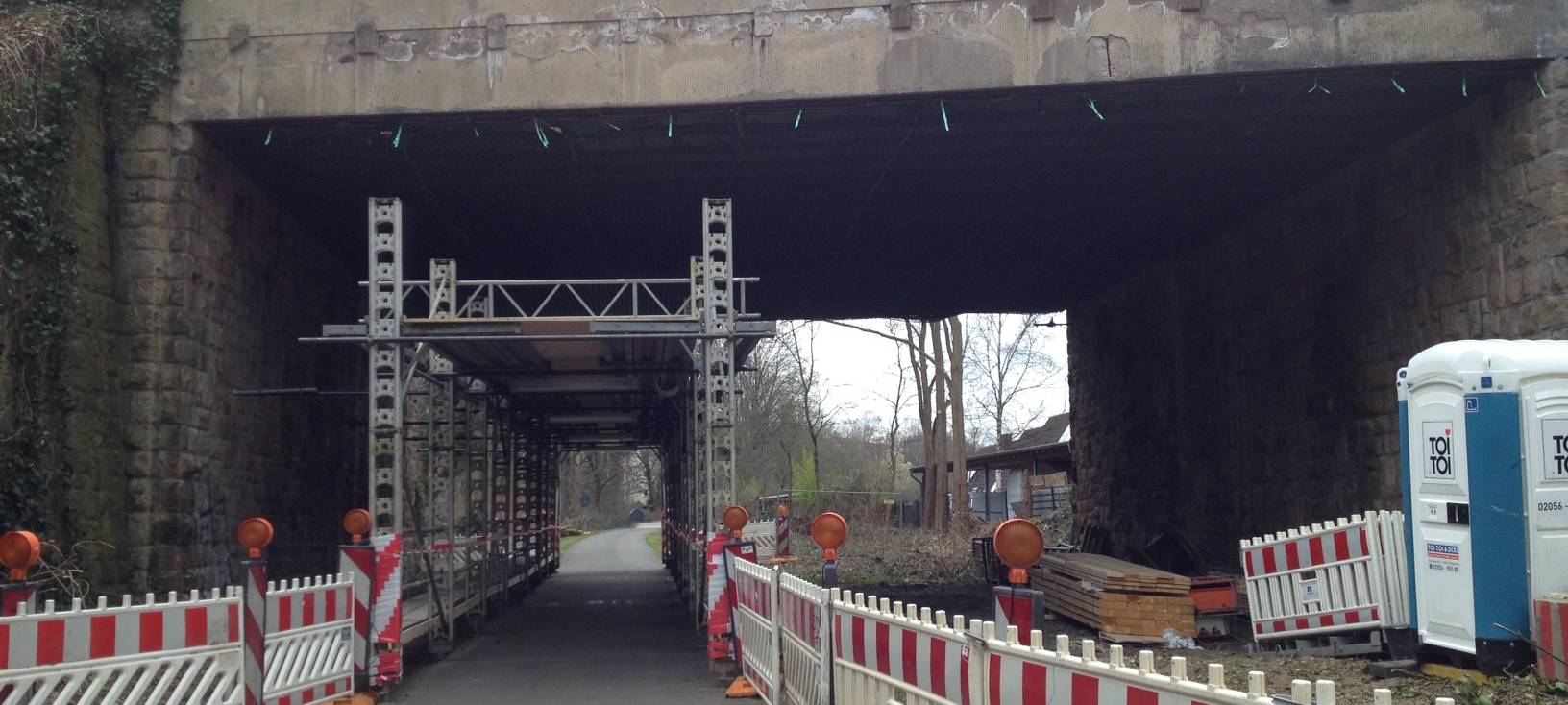 Vor dem Um/NEubau Rellinghauser Straße Ecke Eisenbahnstraße. Aus Blick von der Grugatrasse