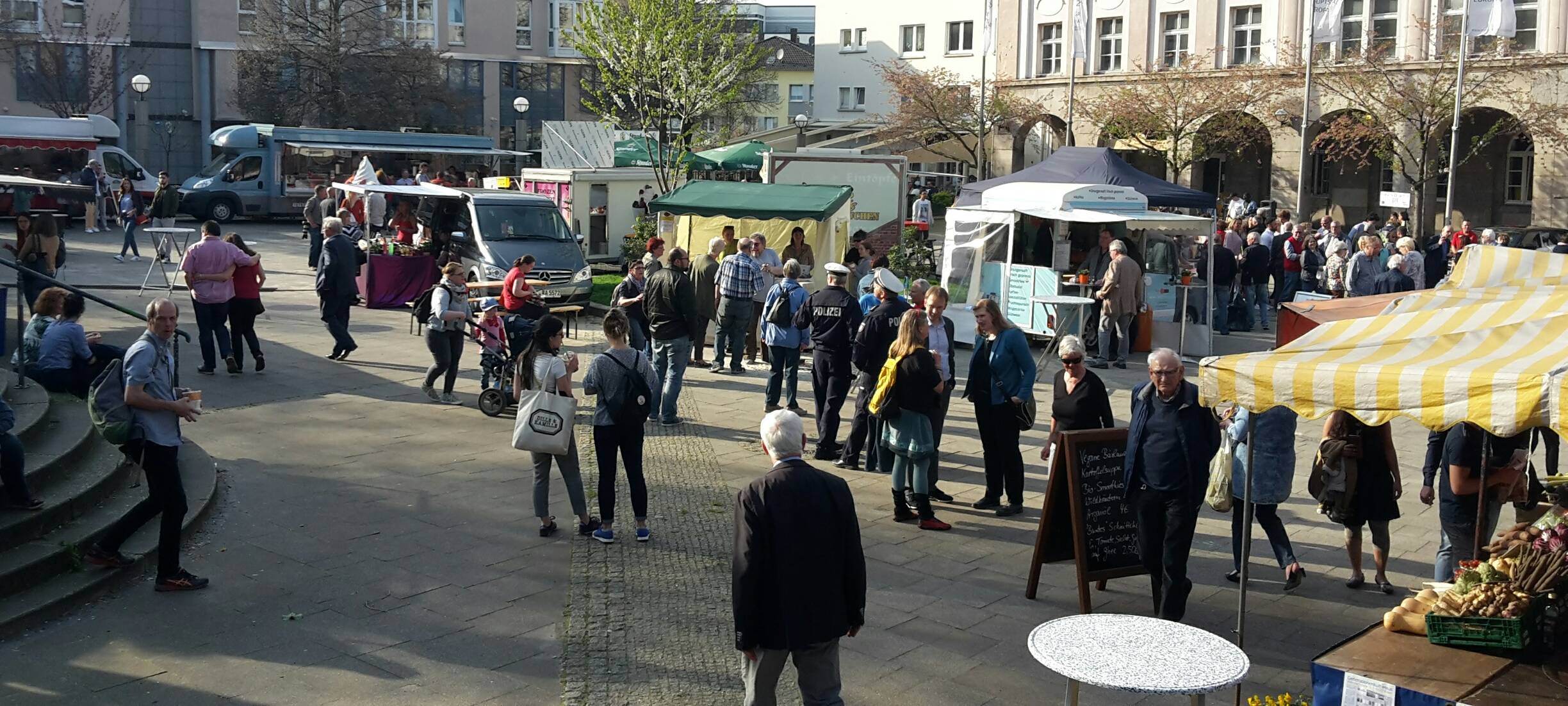 Feierabendmarkt mit Marktständen und Besuchern am Weberplatz in Essen