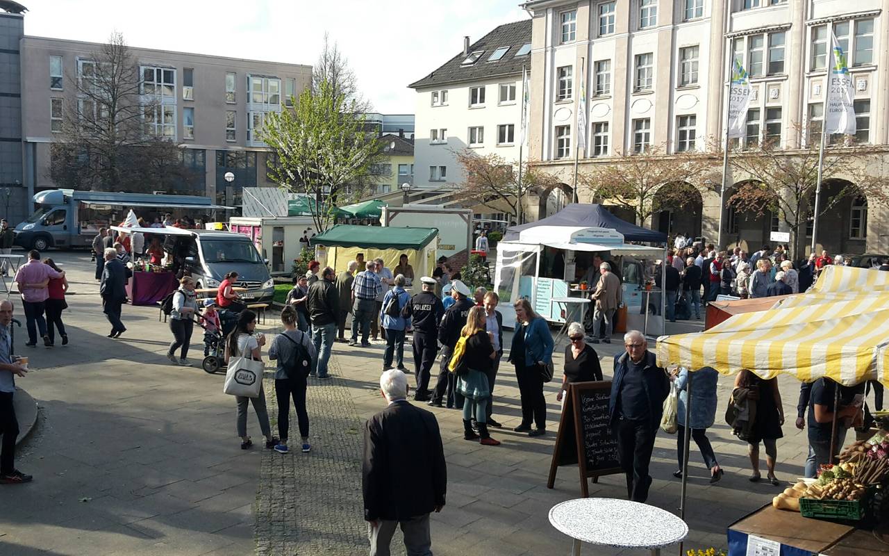 Feierabendmarkt mit Marktständen und Besuchern am Weberplatz in Essen