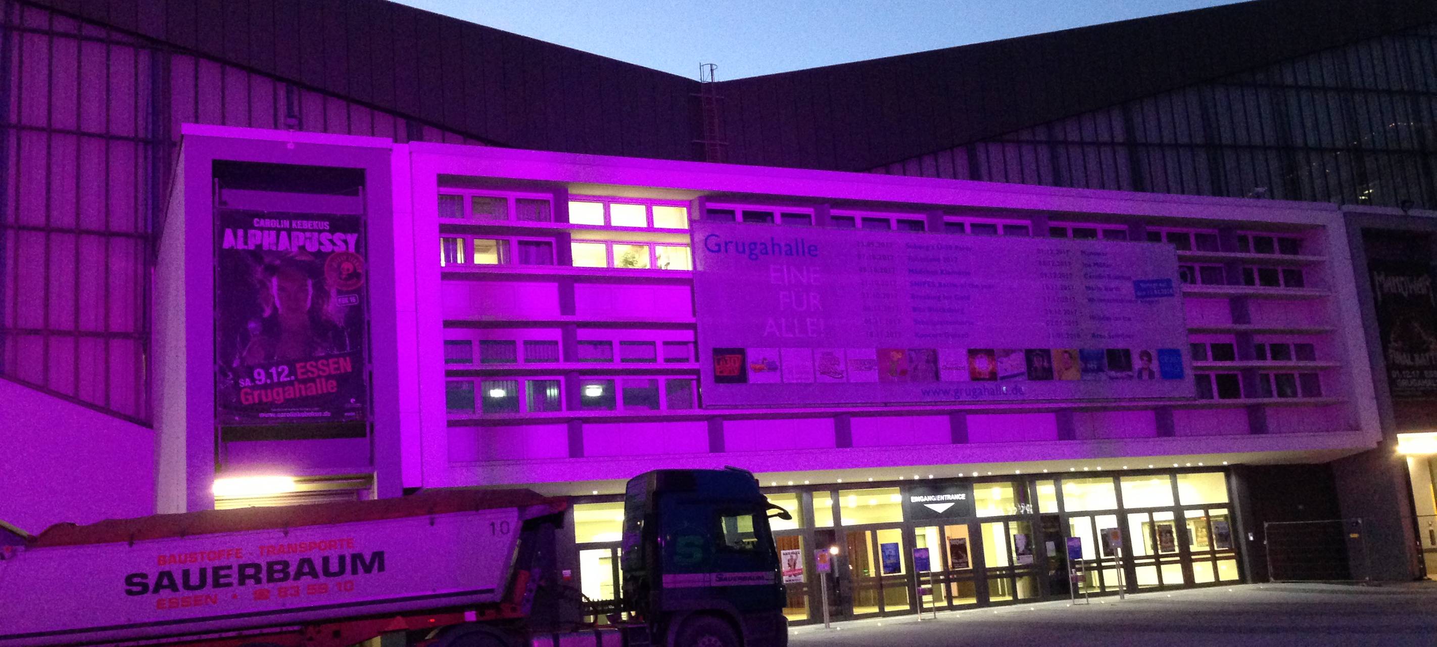 Essen leuchtet lila: Das ist der Grund für das Licht-Spektakel