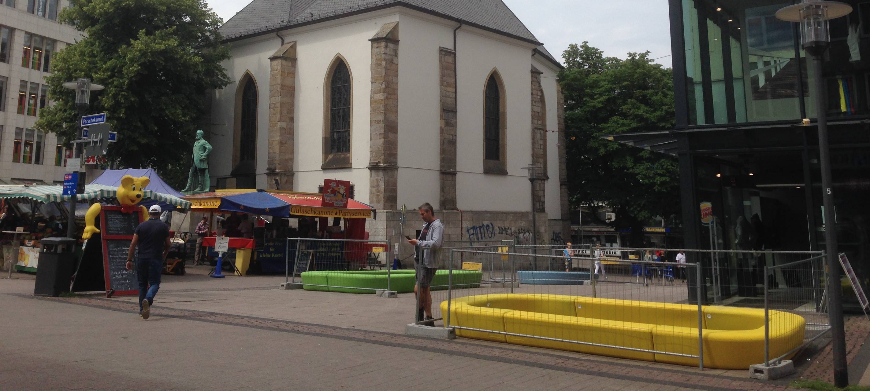 Die Marktkirche mit den Grüne Hauptstadt Pflanzkringel