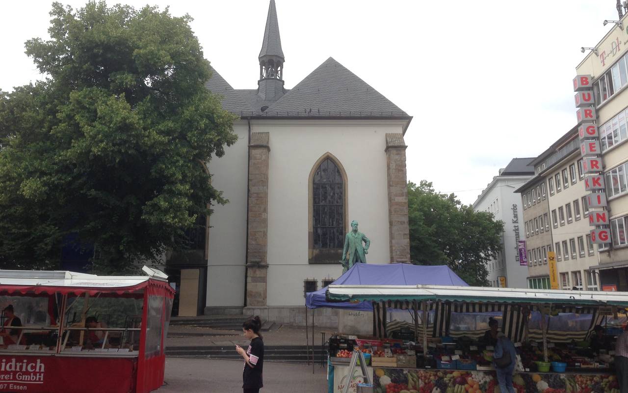 Die Marktkirche mit den Marktständen im Vordergrund