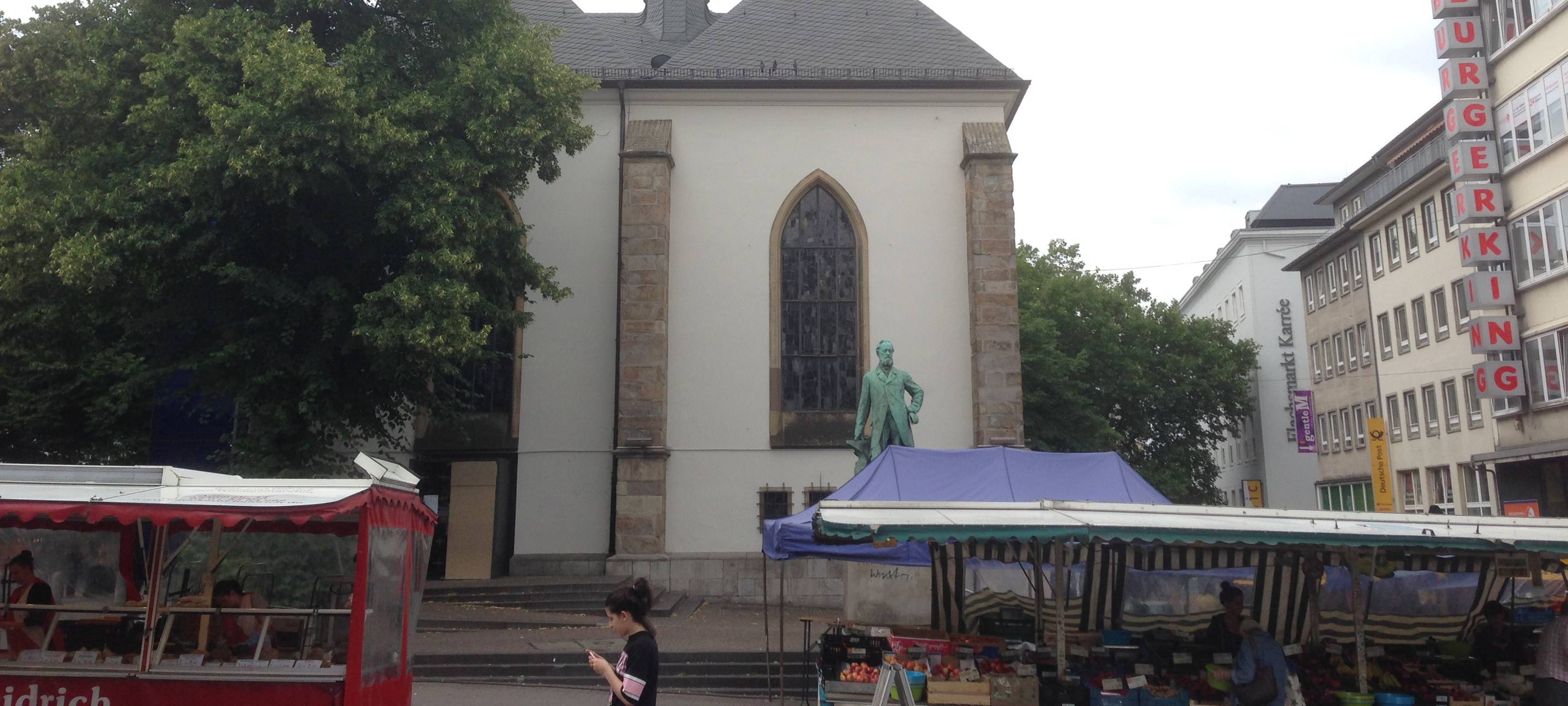 Die Marktkirche mit den Marktständen im Vordergrund