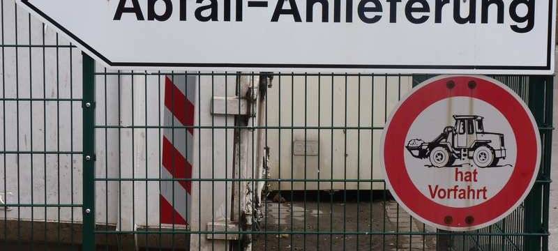 Schild Abfall-Anlieferung auf einem Betriebshof.
