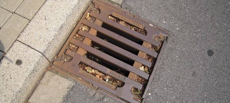 Gullydeckel in Essen gestohlen - Polizei warnt Autofahrer