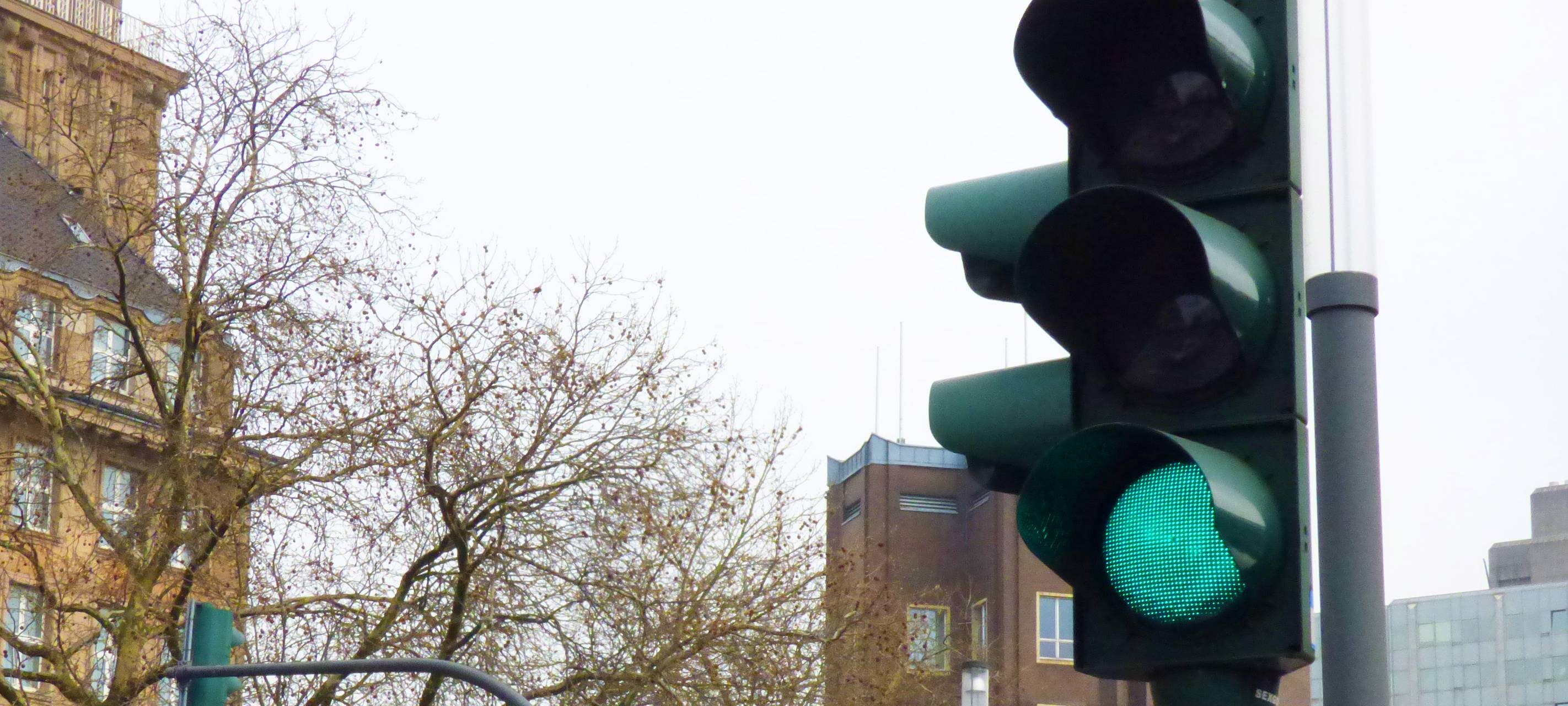 Essen: Autos krachen zusammen - hatten beide Fahrer "Grün"?