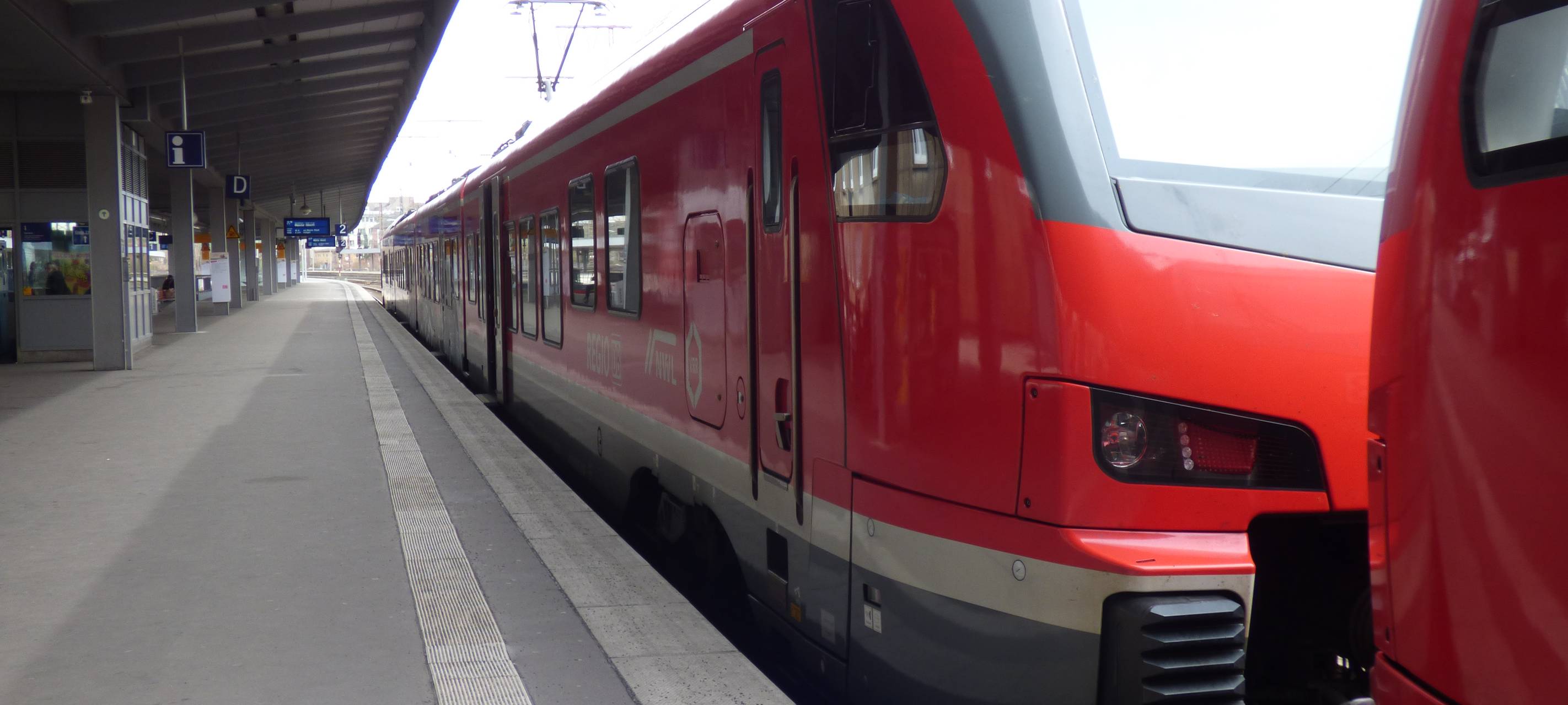 Essen: Unbekannte bewerfen fahrenden Zug