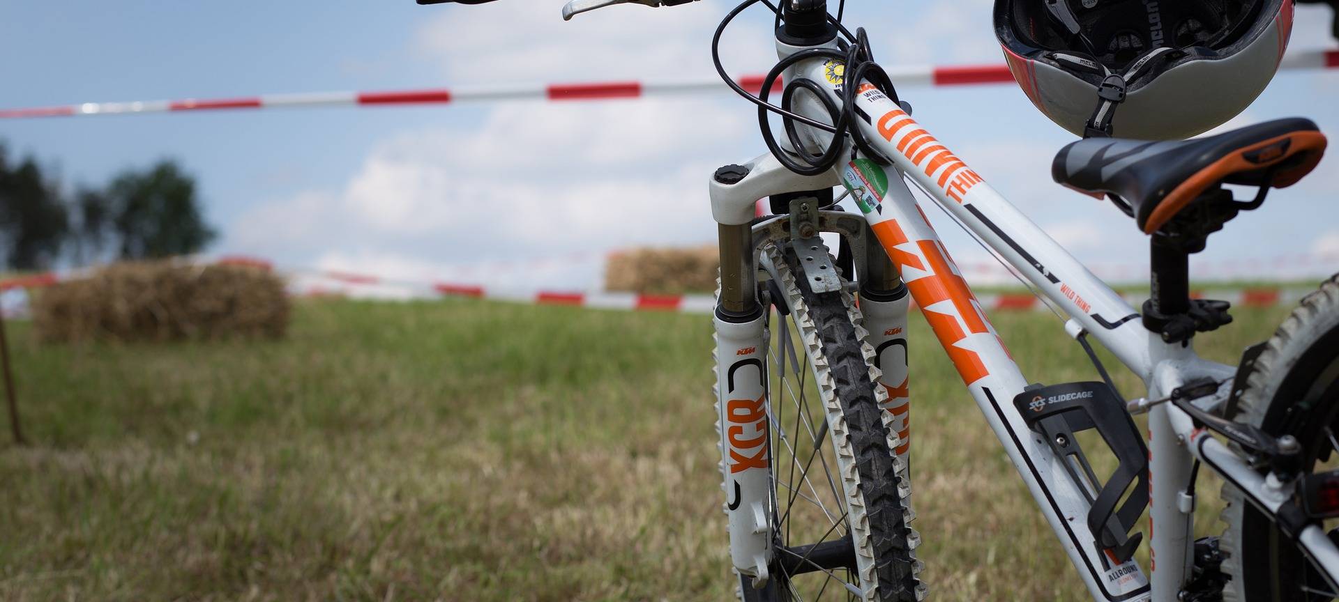 Essen: Mountain-Biker flüchtet nach Unfall mit Fußgängern