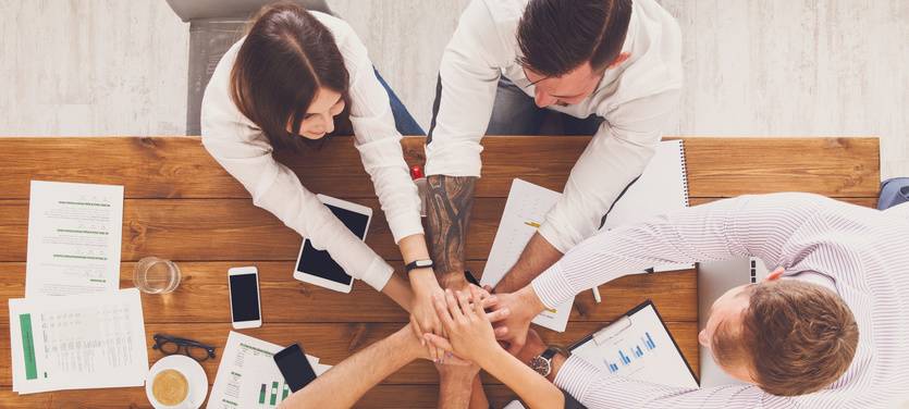 In einem Business-Meeting wird eine Einigung erzielt.