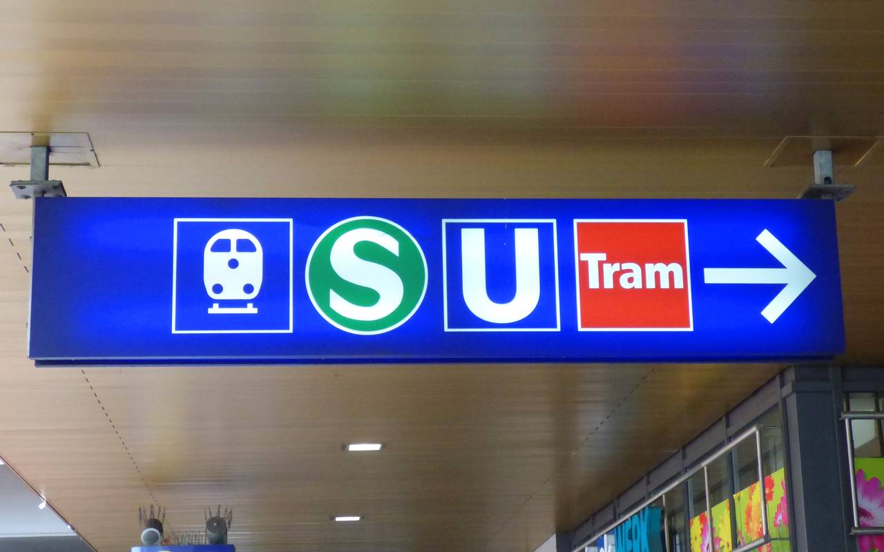 Zeichen für S-Bahn, Tram und U-Bahn